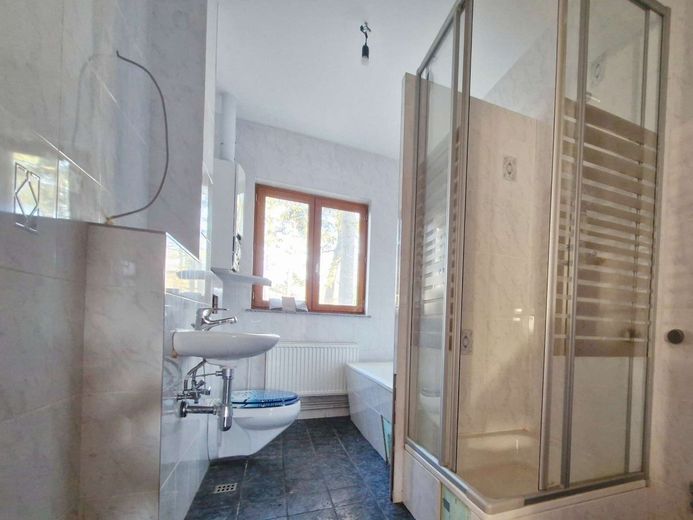 MFH mit  Baugrundstück - seltene Chance in Oranienburg – WE_01_modernes Bad mit WC, Dusche, Badewanne