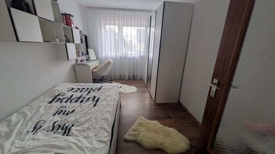 *Bez prowizji*- zadbany, przyjazny rodzinie skrajny dom szeregowy (procedura ofertowa) – z.B. Kinderzimmer