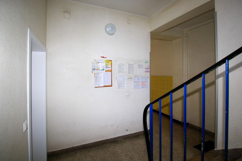 Urbaner Wohntraum mit Tiefgarage: 2-Zimmer kernsaniert – ideal für Paare, Single oder Investment – Flur im Gebäude