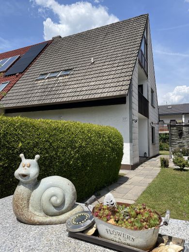 Doppelhaushälfte mit großem Garten & Ausbaupotenzial im Musikerviertel Geretsried – Vorderseite Haus