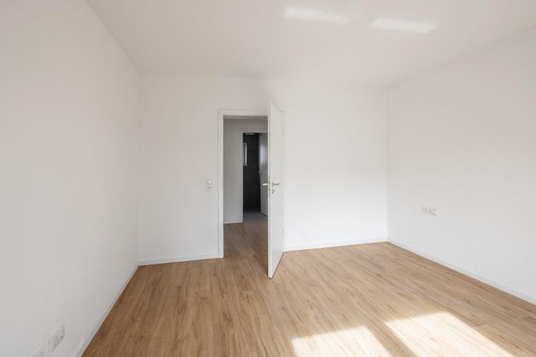 Erstbezug nach Kernsanierung: Helle 3-Zimmer-Wohnung in Mehrfamilienhaus (2.OG) – Zimmer