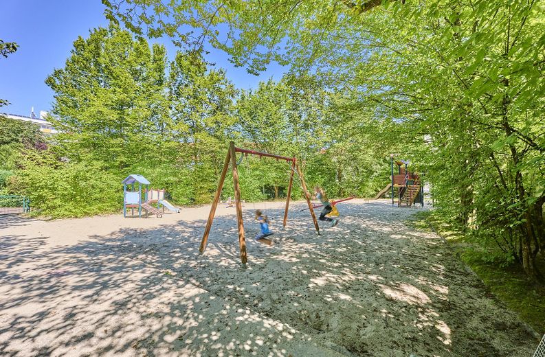 Neubau: Helle und ruhige Zwei-Zimmer-Wohnung mit luxuriöser Innenausstattung mit Balkon und EBK – Spielplatz 5