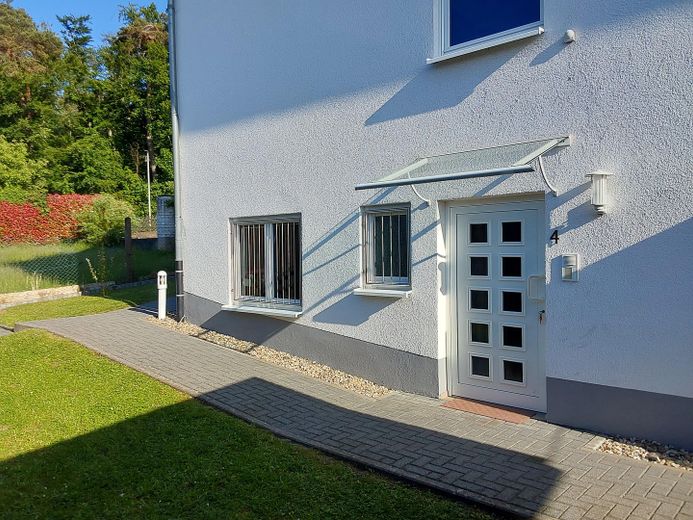 Ruhig wohnen & gut angebunden – Doppelhaushälfte mit Sonnenterrasse in Wehrheim/Obernhain – Rückansicht mit Zugang