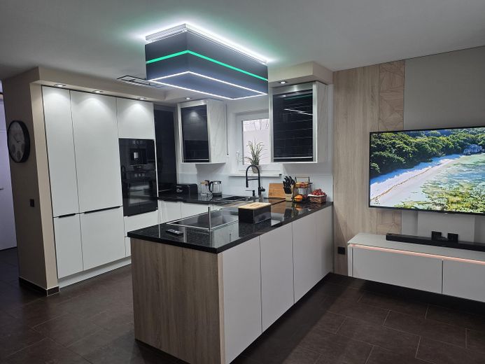 Hausgefühl statt Wohnung: Moderne 3-Zi.-Maisonette mit Garten, Terrasse & Balkon (BJ 2013) – Küche