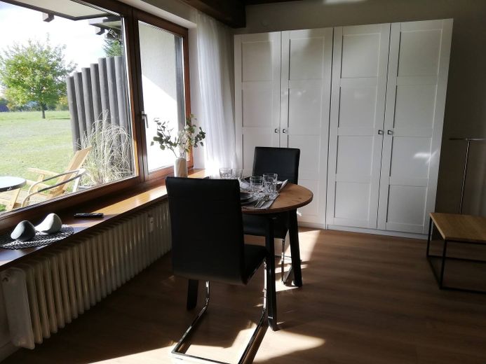 Appartement entièrement équipé, terrasse, jardin, place de stationnement – Kleiderschrank und Esstisch