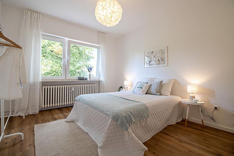 Komisyonsuz ve hemen taşınmaya hazır: Drachenfels manzaralı ve iki balkonlu 3 odalı daire – Hauptschlafzimmer