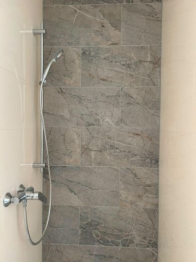 Pierwsze zasiedlenie po remoncie – Umeblowany pokój w mieszkaniu współdzielonym premium dla kobiet we Frankfurcie-Eschersheim – Bad 1 Dusche