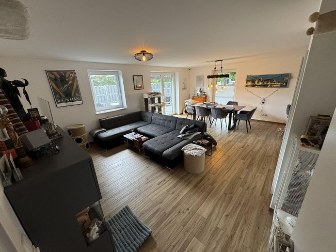 Modernes Einfamilienhaus mit hochwertiger Ausstattung und Smart-Home-System in Groß Wesenberg – Wohnzimmer