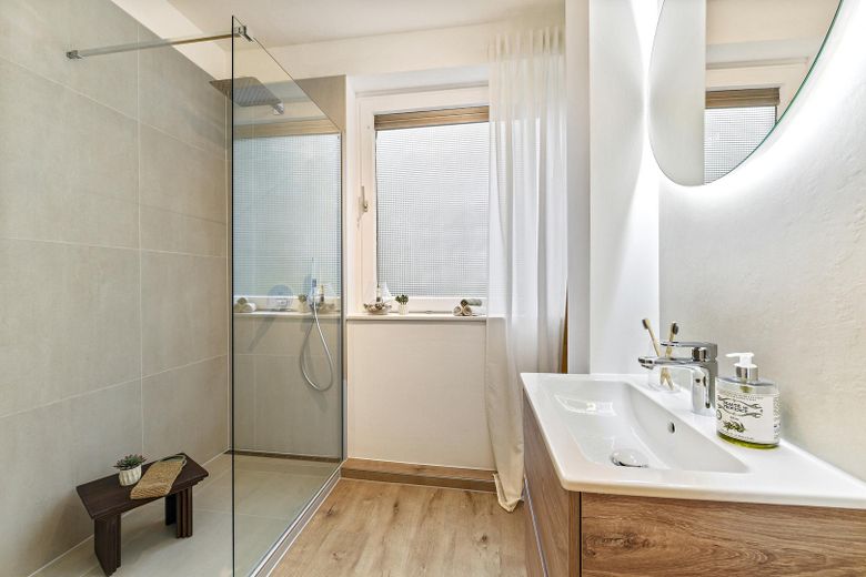 Appartement moderne de 4 pièces, rénové, première occupation et sans commission – Photo 6