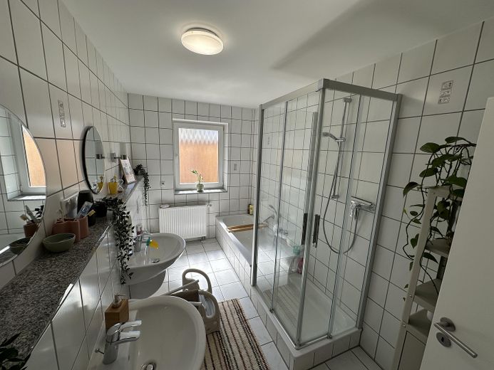 Bad mit Dusche und Badewanne