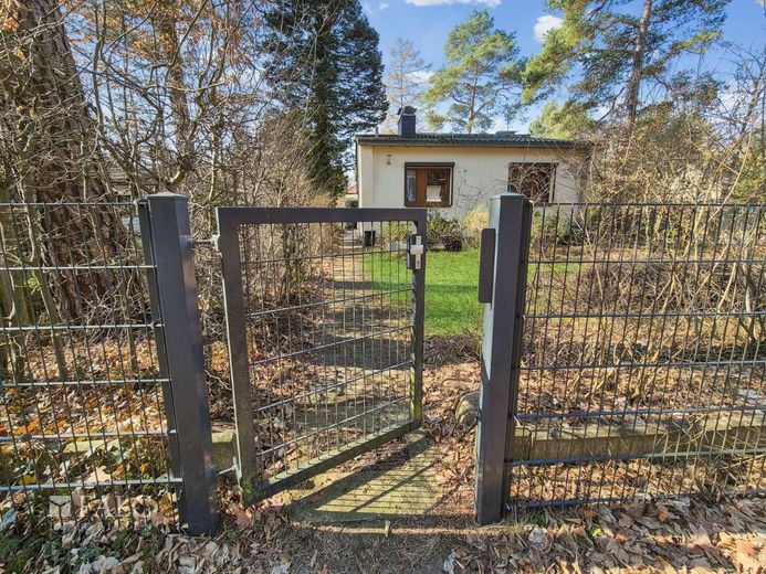 Einfamilienhaus mit Garten an Berliner Stadtgrenze - FALC Immobilien – Grundstück Eingang
