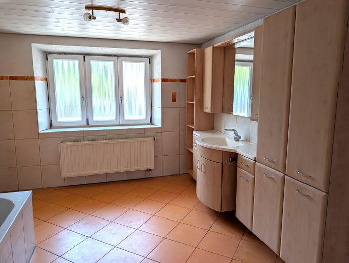 Freistehendes Haus, wunderschöner Garten und Freisitz, sofort frei + Ohne Provision – Badezimmer