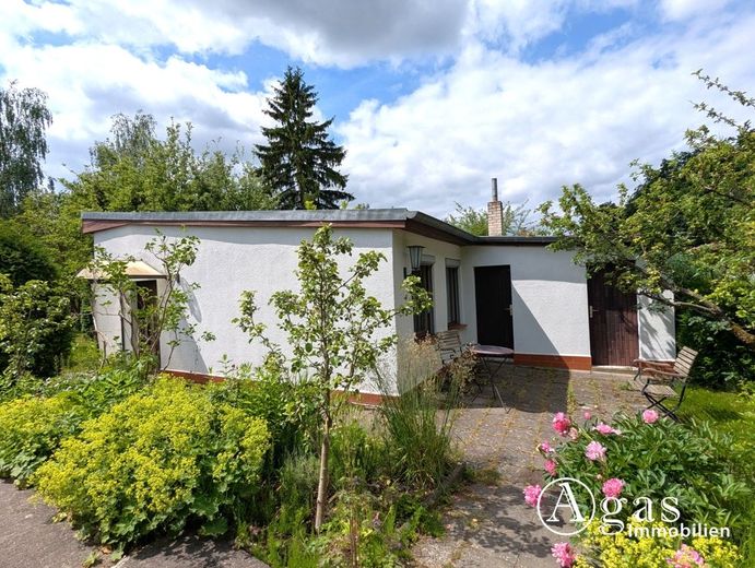 Sonniges Baugrundstück mit Ferienhaus und Garage - direkte Waldrandlage in Melchow – Titel