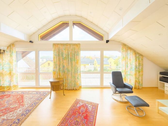 Sofort bezugsfrei! - Riesen Terrasse und wunderschöne Dachgeschosswohnung – Foto 1