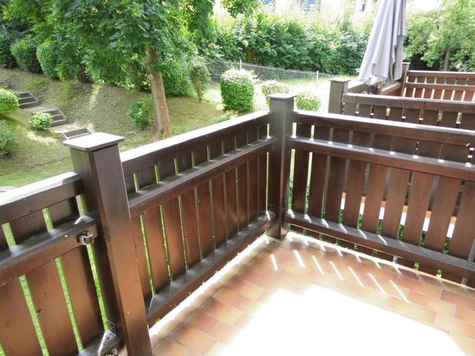 Sonnige 2-Zimmer-Wohnung mit Balkon und Einbauküche im 1. OG einer ruhigen Wohnanlage in Lengenfeld ab sofort zu vermieten! – Foto 1