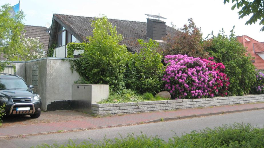 Een bijzonder huis met uitzonderlijke architectuur van particulier / zonder courtage – Außenansicht mit Garage