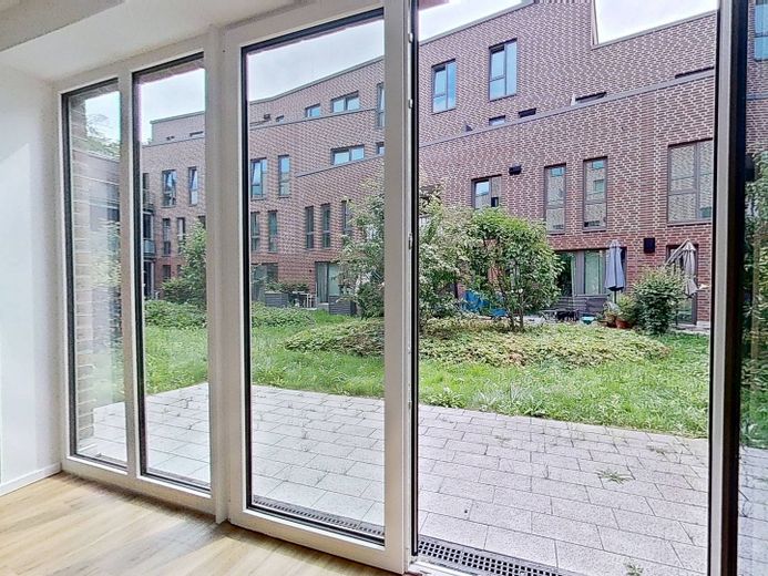Modernes Wohnen auf zwei Ebenen: Stilvolle Maisonette-Wohnung mit eigenem Garten in Rissen – Terrasse