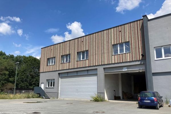 Ampia superficie di magazzino con area di carico e piccolo ufficio per un totale di ca. 1.920 m² - piano interrato con rampa - accesso per camion