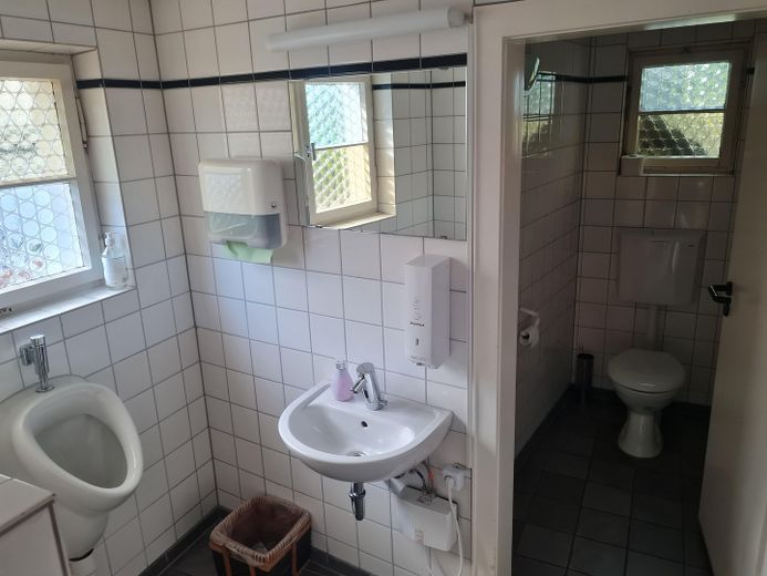 Historisches Fachwerk-Ensemble (Haupthaus + Nebengebäude + 2 Garagen) – WC Gaststätte
