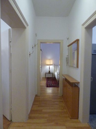 Top 3-room apartment near the castle – Flur mit Schuhschrank