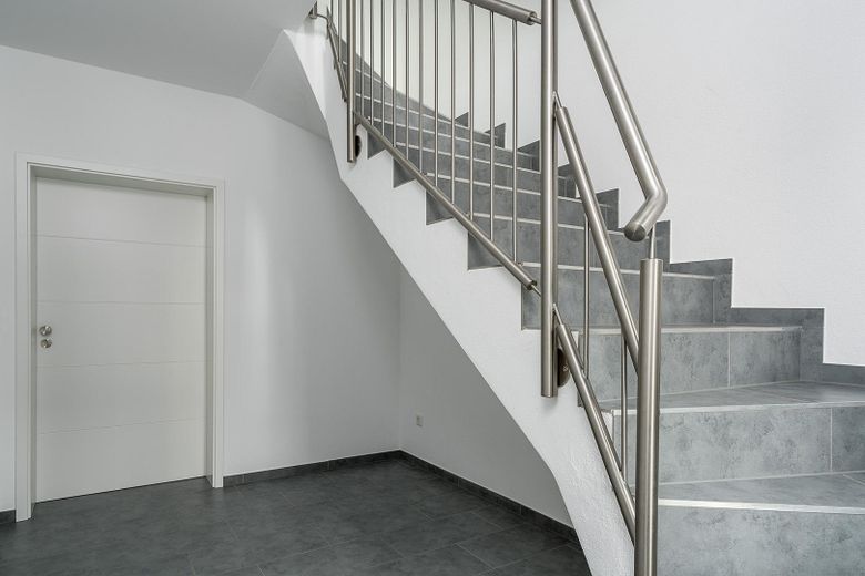 Traumhafte Dachgeschosswohung mit Blick zum Herkules – geräumiges Treppenhaus