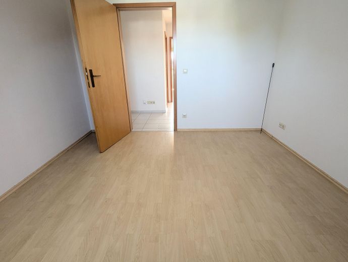 Helle 3-Zi.-Wohnung + West-Balkon & TG-Stellplatz – Kinder-Gästezimmer, Homeoffice