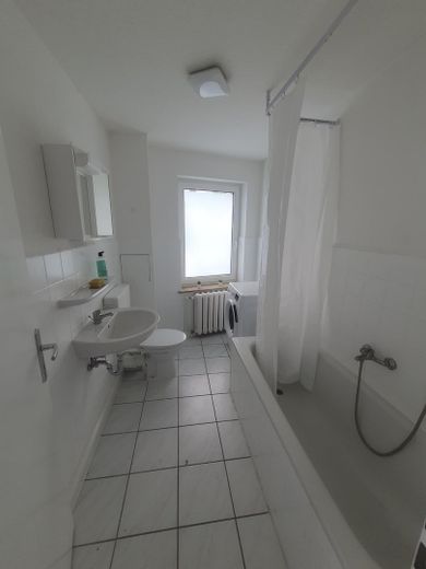Möbliertes WG-Zimmer in top Lage – einfach einziehen! (Mittelstraße, DG-Maisionette) – Bad
