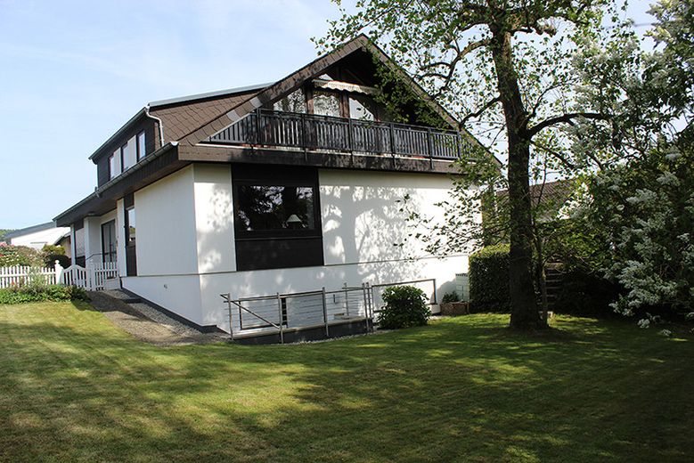 Zweifamilien-Wohnhaus in der Kleinstadt Leun im Lahn-Dill-Kreis. Der Kaufpreis ist verhandelbar. – Hausansicht von Nordwesten