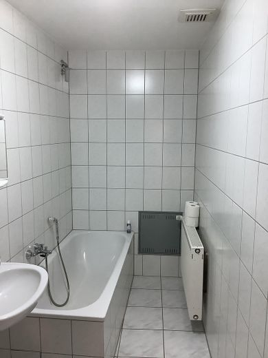 Sehr gepflegte, großzügige 2-Raum-Wohnung im Herzen der Stadt-Fußgängerzone – Badezimmer