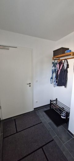 Zrównoważony komfort mieszkania – pełne światła 4-pokojowe mieszkanie w nowym budownictwie, w tym wallbox – Flur