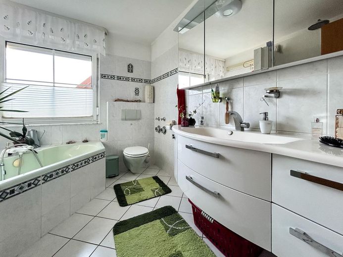 Badezimmer mit Dusche & Wanne