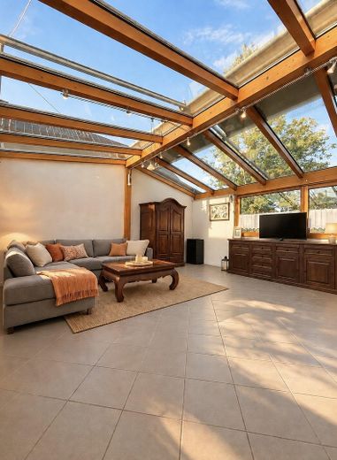 Fully renovated family home with a stunning conservatory, photovoltaic system, heat pump & large outbuilding – Wingergarten EG