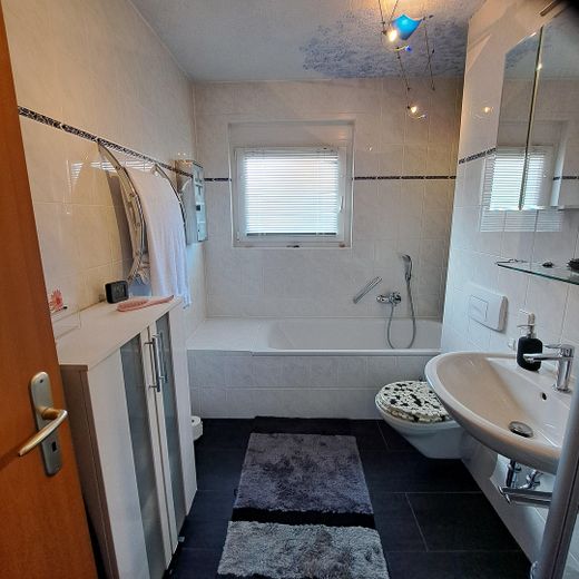 HARİKA YARI MÜSTAKİL EV 125 m², 6 odaya kadar, KOMİSYON YOK – Bad