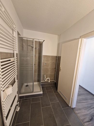 Luminoso, moderno, céntrico: elegante apartamento de 1 habitación (vacío o amueblado) – Bad