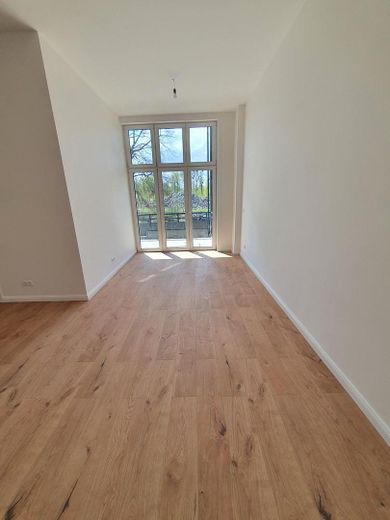 Wohnzimmer mit Balkon + Garten