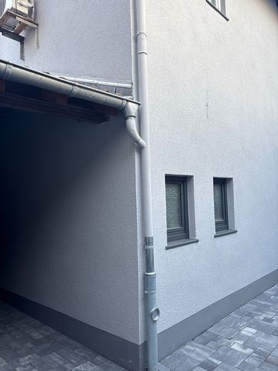 Einfamilienhaus mit Nebengebäude, Hof und Garage – Foto 7