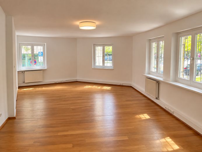 124 m² de surface commerciale | Emplacement de premier choix dans le Lehel – Photo 3
