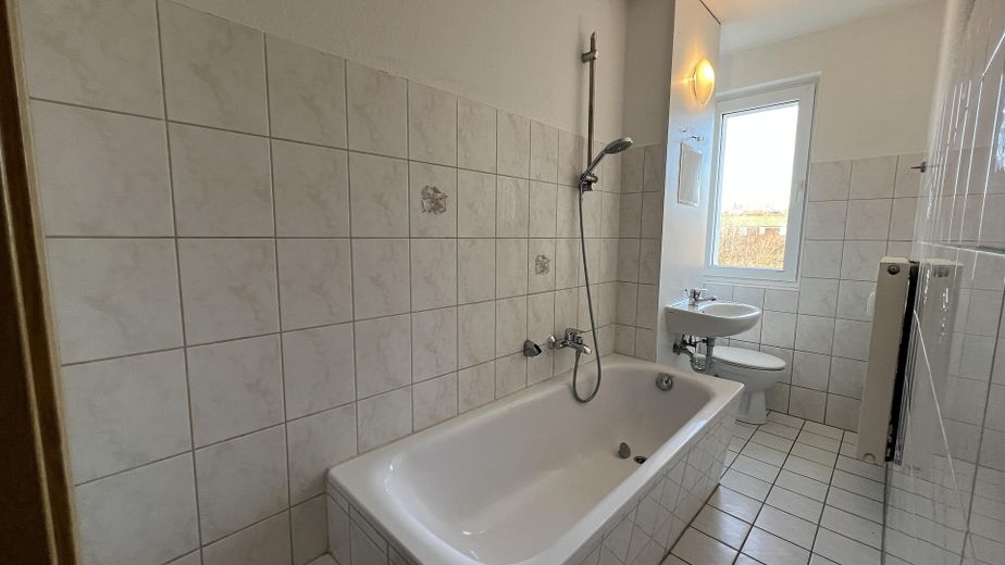 sonnige 3-Raum-Wohnung/Balkon mit Laminat und Einbauküche – Bad