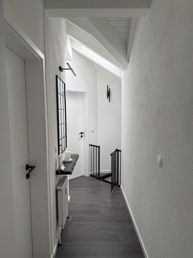 Abitare con carattere – moderna maisonette con un’architettura del tetto impressionante, giardino e piscina – Foto 9