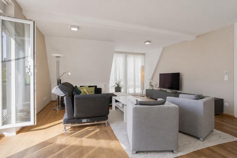 Exklusive Eigentumswohnung in bester Innenstadtlage von Mindelheim – 2 TG-Stellplätze – Wohn- und Esszimmer