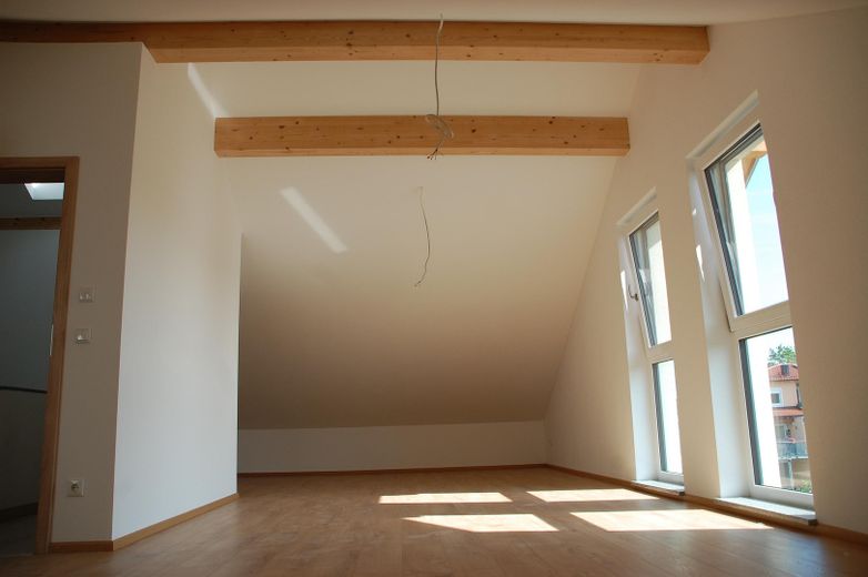 ein großes Zimmer imm DG