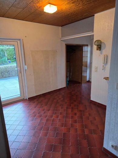 Casa a schiera di testa in posizione residenziale tranquilla a Untereisesheim – Durchgang Küche zu Terrasse 
