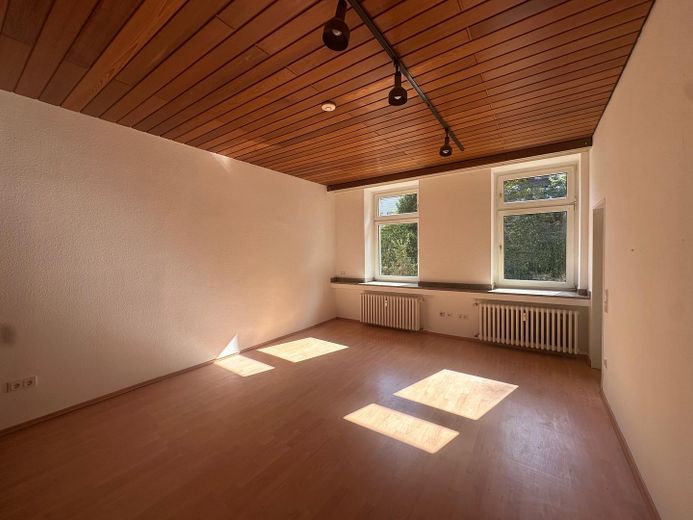 Freshly renovated, bright 1-room apartment in a quiet building right by Barmer Anlagen – Wohn/ Schlafzimmer 