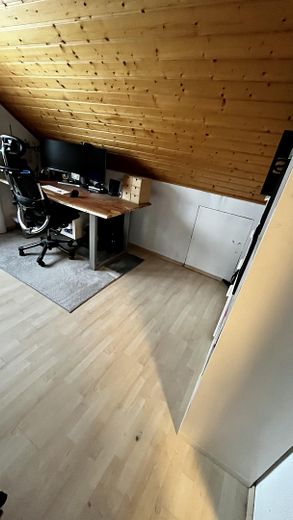 Lichtdurchflutete 3,5-Zimmer-Dachgeschosswohnung mit Balkon, Wärmepumpe und PV-Anlage – Büro / Abstell