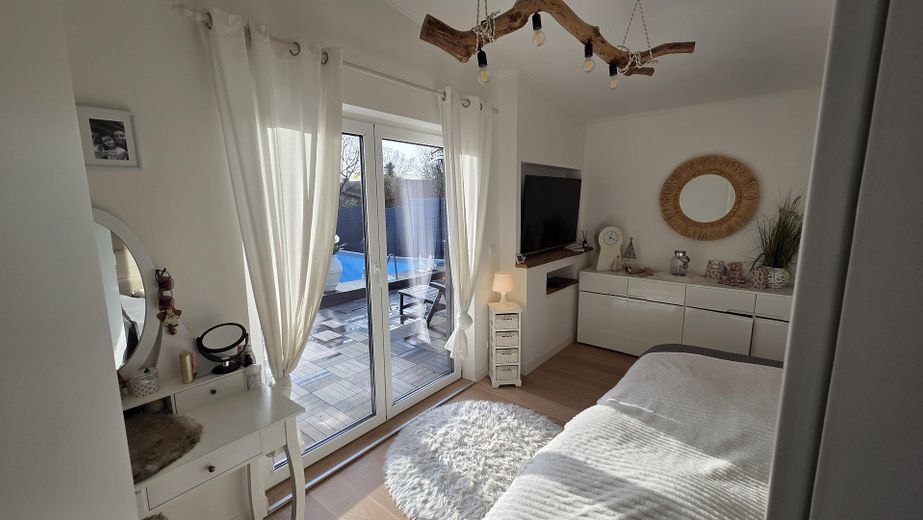 Bungalow familial de rêve avec 6,5 pièces et piscine à Wedemark – Ausblick Schlafzimmer