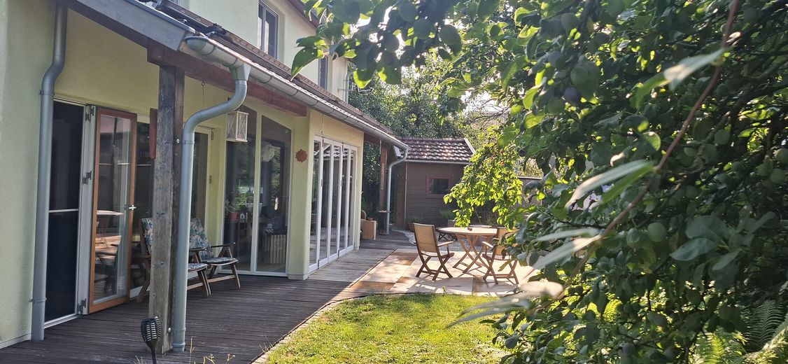 Arrivare. Respirare. Sentirsi a casa. Casa d'architetto in costruzione ecologica in legno – Ansicht Süd-West
