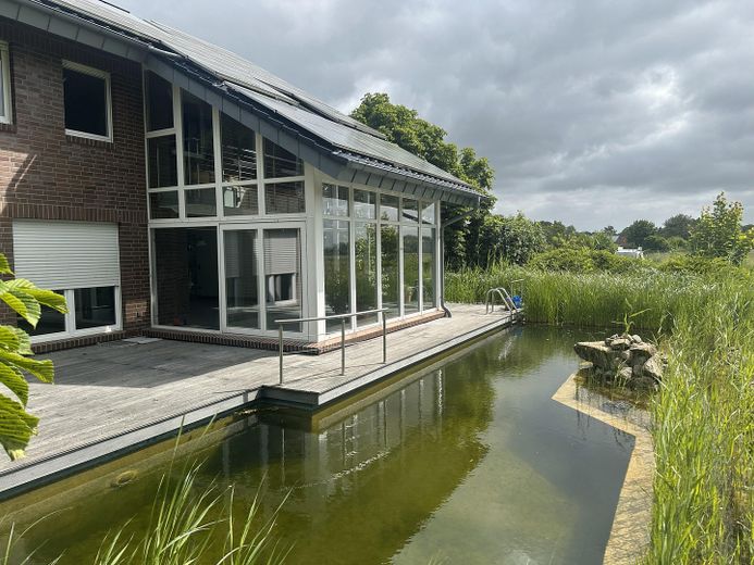 Großzügiges Architektenhaus (317m2) mit Schwimmteich, Feldrandlage u. Wellnessbereich – Südseite mit Naturschwimmteich