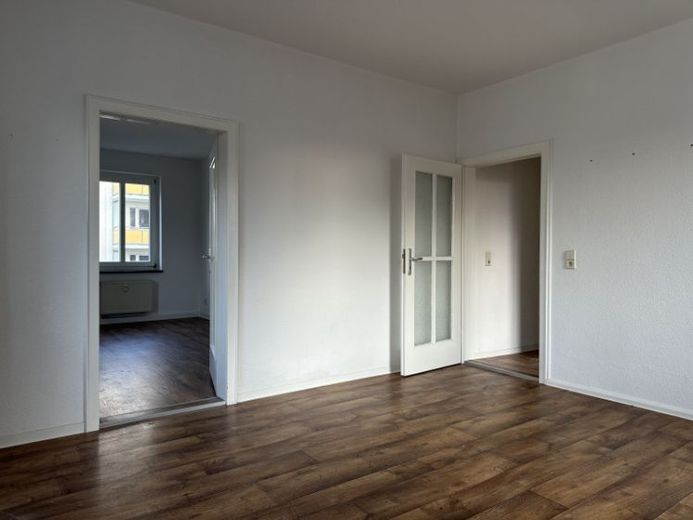 Ruhiges Wohnjuwel: Lichtdurchflutete 2-Zimmer-Wohnung in begehrter Spielstraße – Foto 1