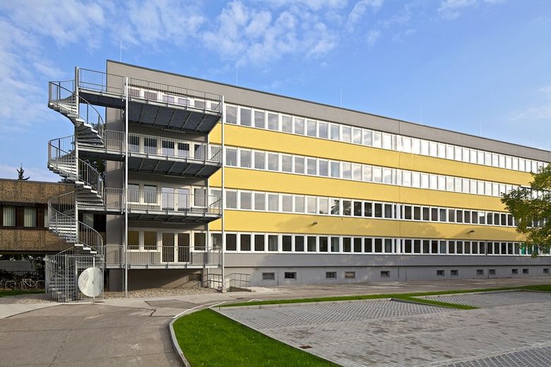 Azubi`s, Studenten, Schüler aufgepasst....freie Zimmer in Apartments zu vermieten! – haus Hinteransicht