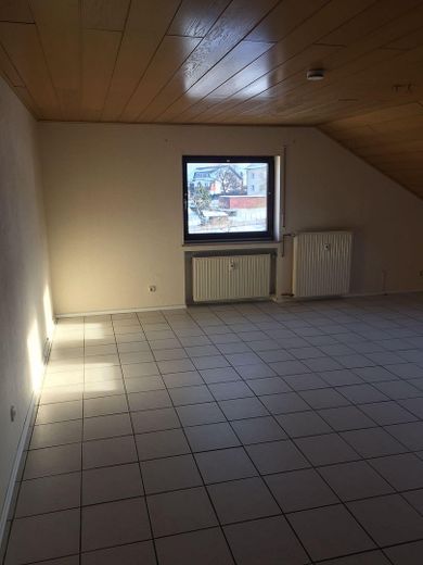 Großzügige 4-Zimmer-Dachgeschosswohnung mit 112 m² in ruhigem 4-Familienhaus in Sinntal – Foto 3